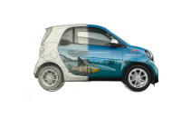 Smart-Auto mit halb gestaltetem Design: linke Seite Skizze, rechte Seite mit Digitaldruck und Fischmotiv als Beispiel moderner Fahrzeugbeschriftung
